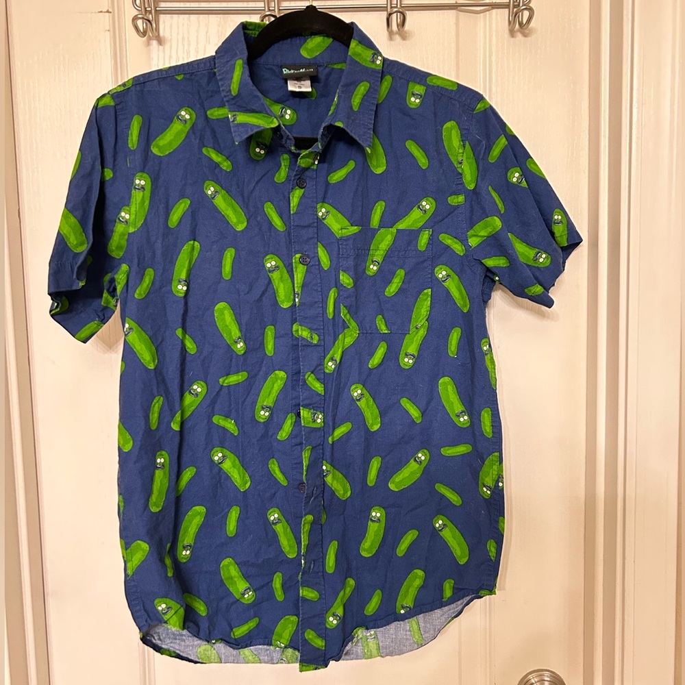 Rick and Morty Adult Swim Men’s Pickle Rick small button down shirt blue